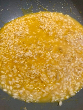 Risotto alla Milanese and Ossobuco 13 risotto preparation